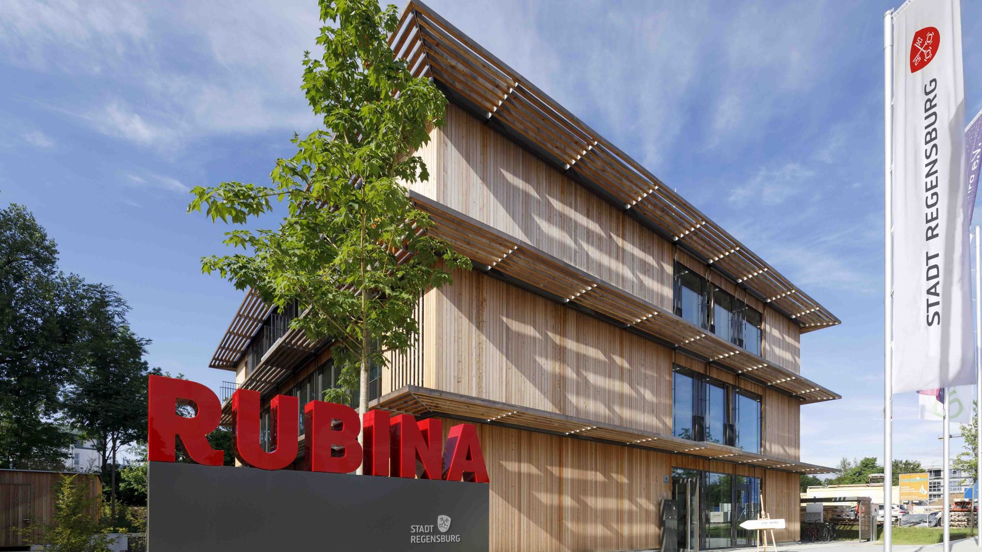 RUBINA steht für „Regensburg – Umwelt, Bildung, Innovation und Nachhaltigkeit“ und beherbergt neben den MINT-Labs Regensburg e.V. , das Energie-Bildungszentrum „um:welt“ und die Energieagentur Regensburg. 