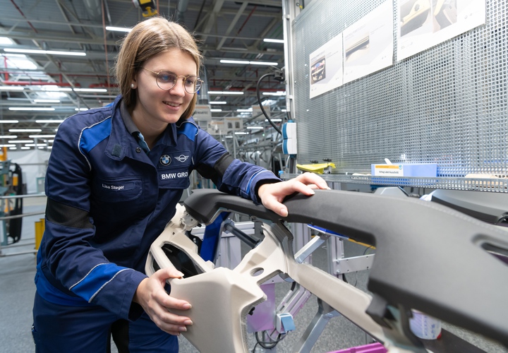 Mitarbeiterin in der Cockpitfertigung BMW Group Werk Wackersdorf