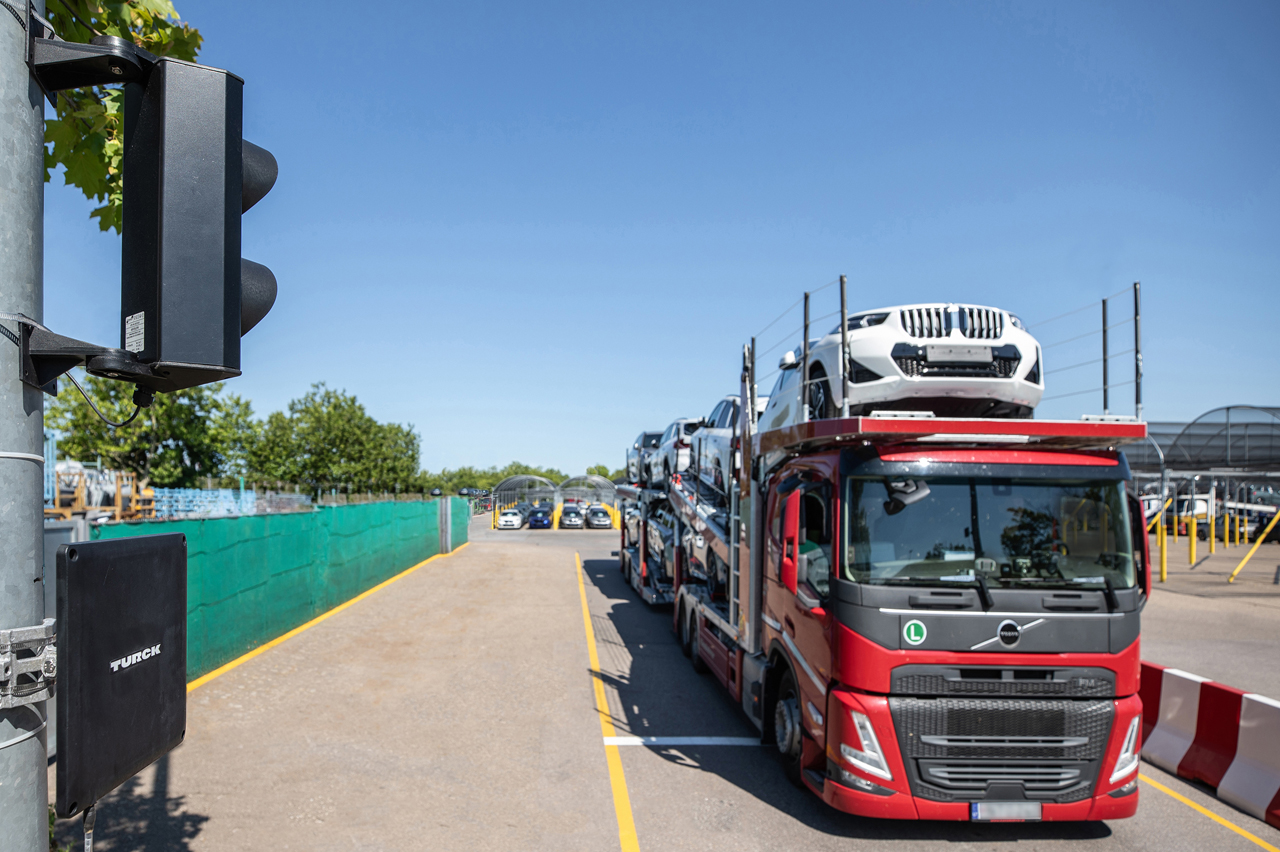 Digital tracking instead of manual scanning: RFID technology automates export inspection of new vehicles