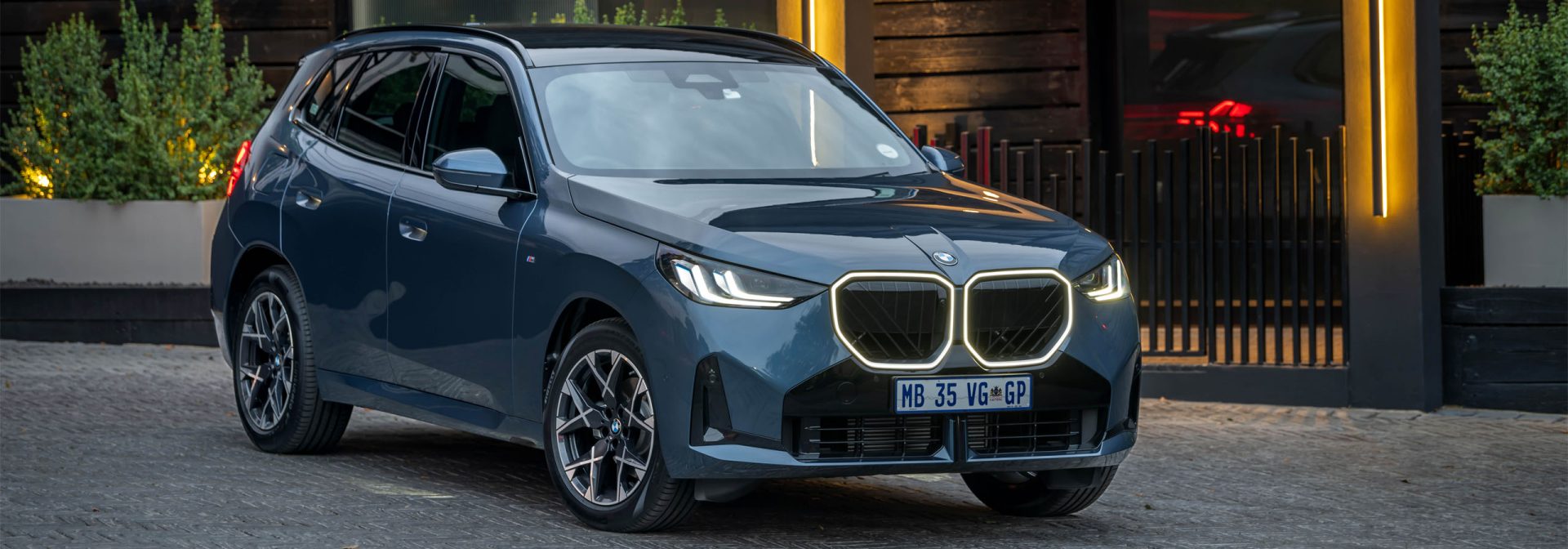 BMW X3 20d Elektro-SUV in modernem Design, mit sportlichen Linien und futuristischen Akzenten.
