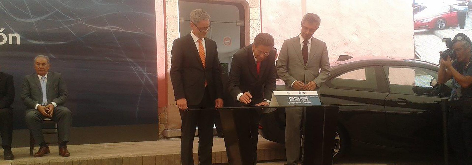 Land purchase agreement signed in the presence of Minister Steinmeier.