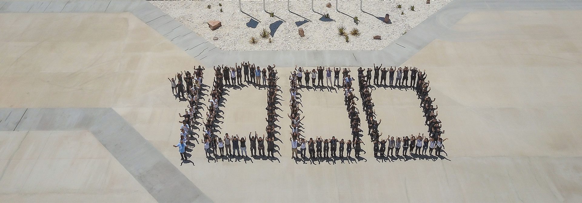 BMW Group employees standing in the form of the number 1000