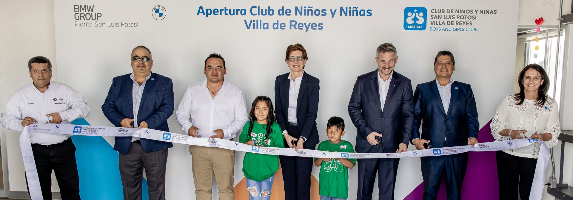 A team of BMW employees at plant San Luis Potosi together with Ilka Horstmeier and two children are opening the Club de Niňos e Niňas