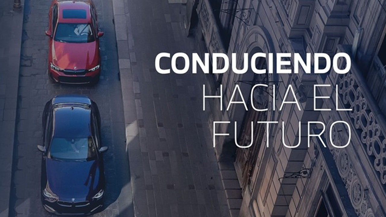 Dos coches circulando por una calle urbana junto a un edificio con fachada decorativa.