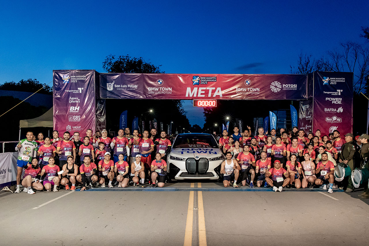 A huge team of the BMW Group plant San Luis Potosi at the Tangamanga Marathon with a white BMW iX