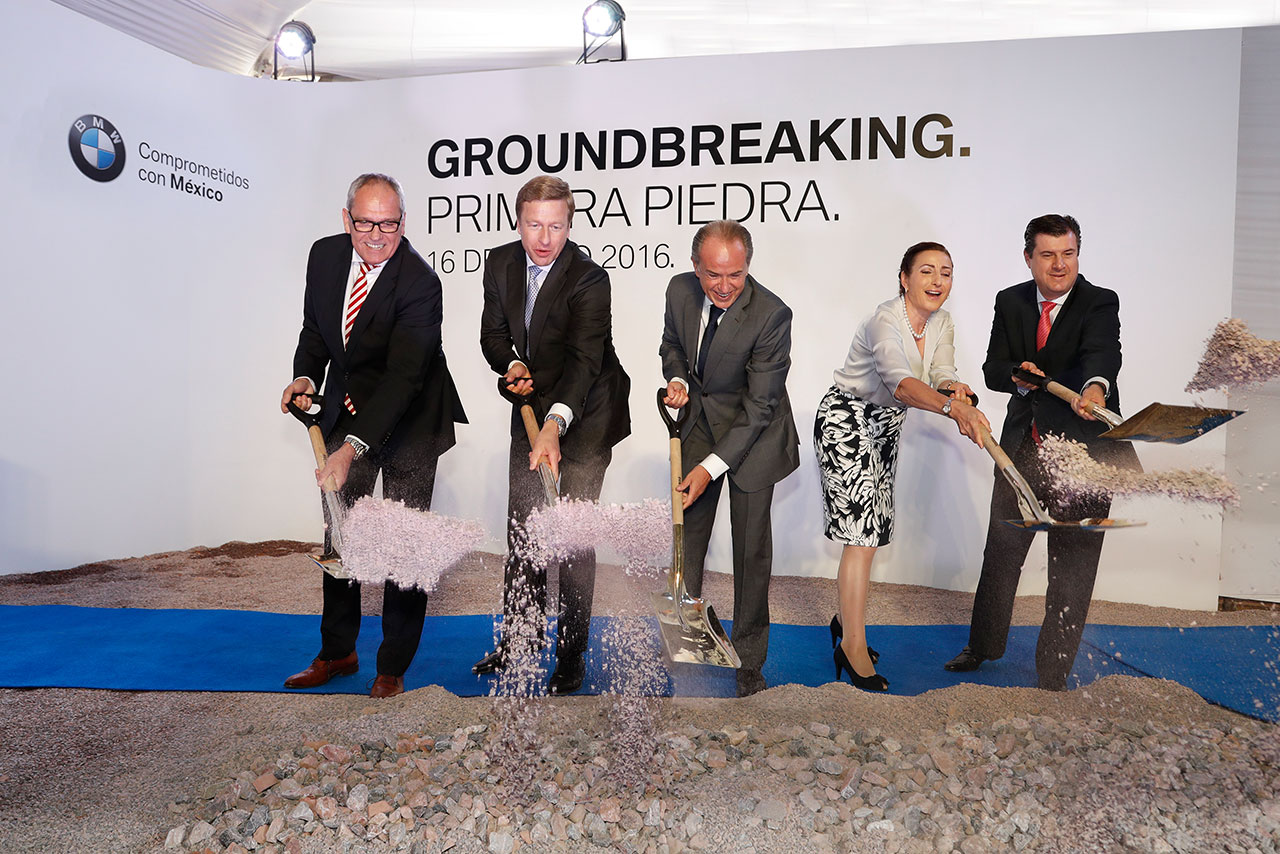 Cinco empleados de BMW en la ceremonia de inicio de las obras en San Luis Potosí