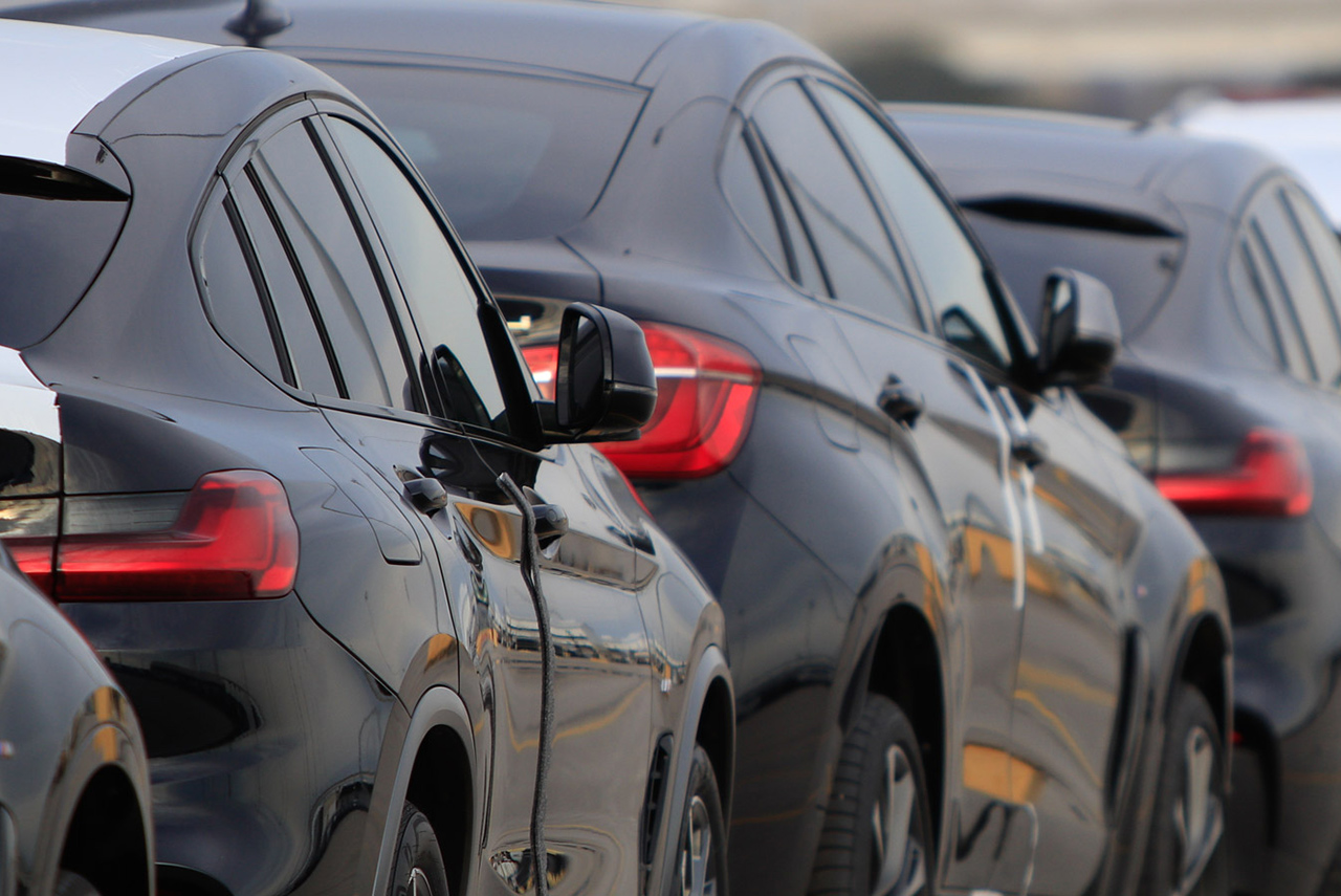  Teacher and student enjoy experiencing a BMW i8 on the platform in the Zentrum Museum.