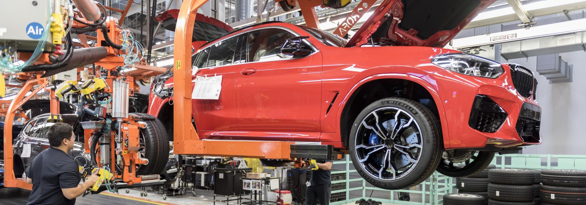 Assembly of the first BMW X4 M begins at Plant Spartanburg. Associate putting wheels on the first vehicle.