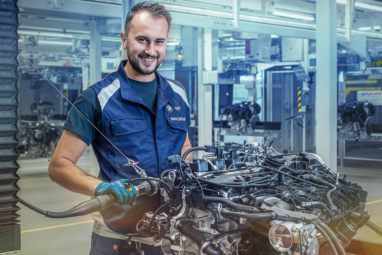 Ein Fabrikarbeiter bei der Motorenmontage.