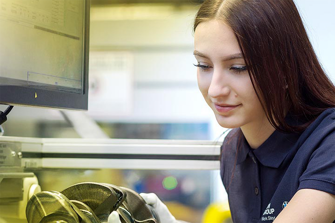 Eine Fabrikarbeiterin in der mechanischen Fertigung.