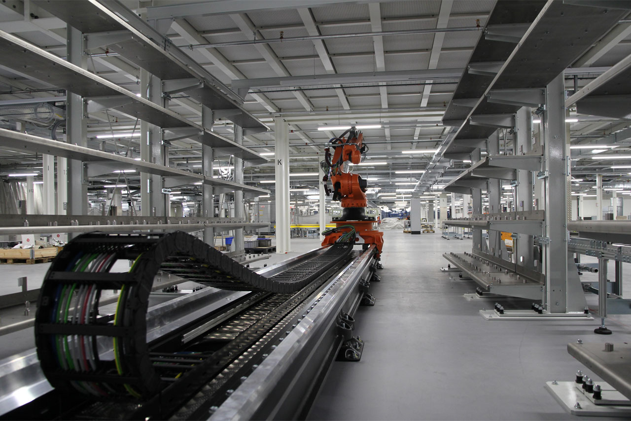 Weitläufiges Industriegebiet mit einem aktiven Förderband zur Materialbeförderung.