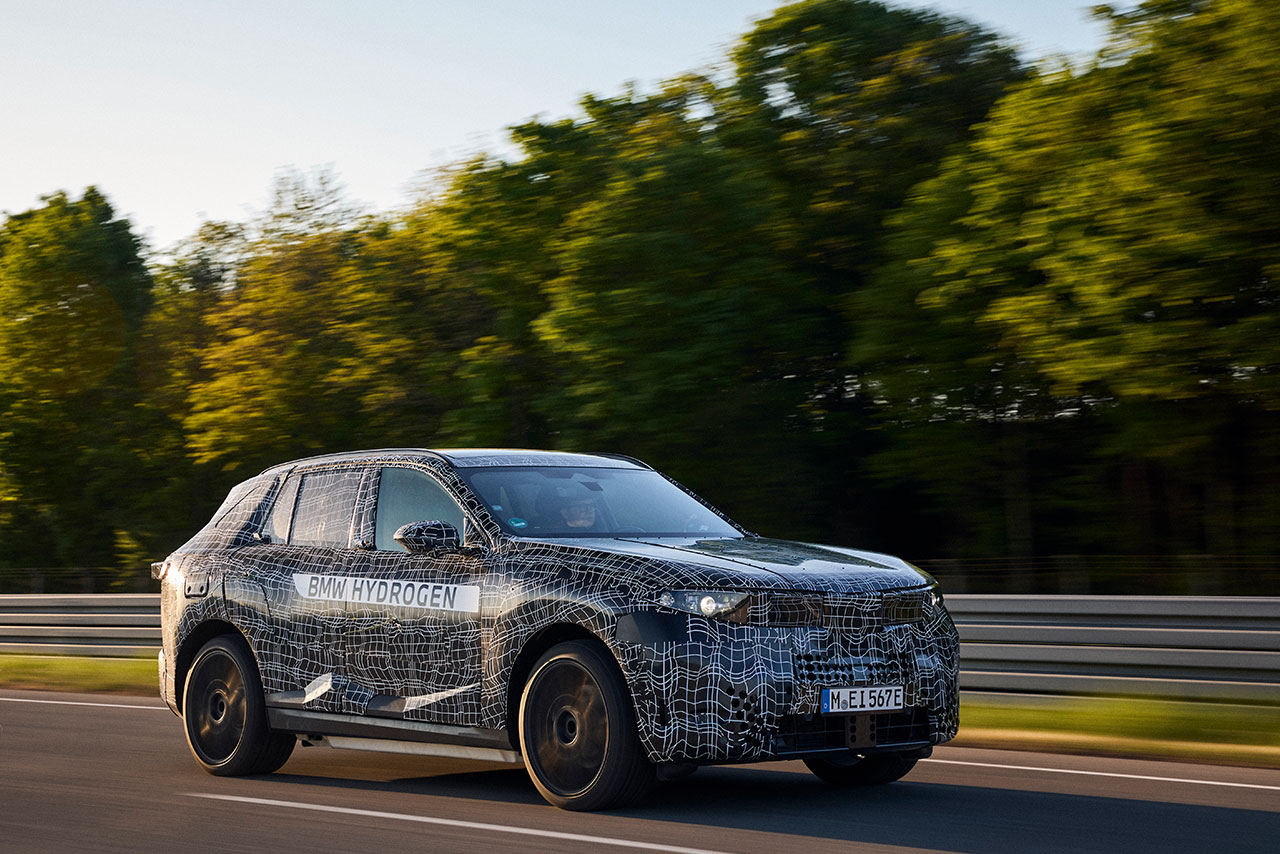 BMW iX5 Hydrogen auf abgesperrter Teststrecke.