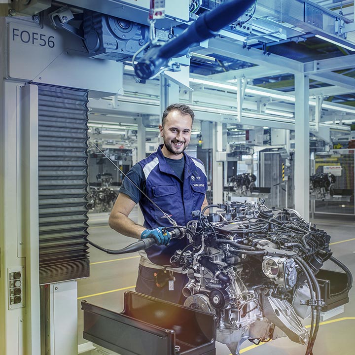 BMW Mitarbeiter bei der Montage eines Motors