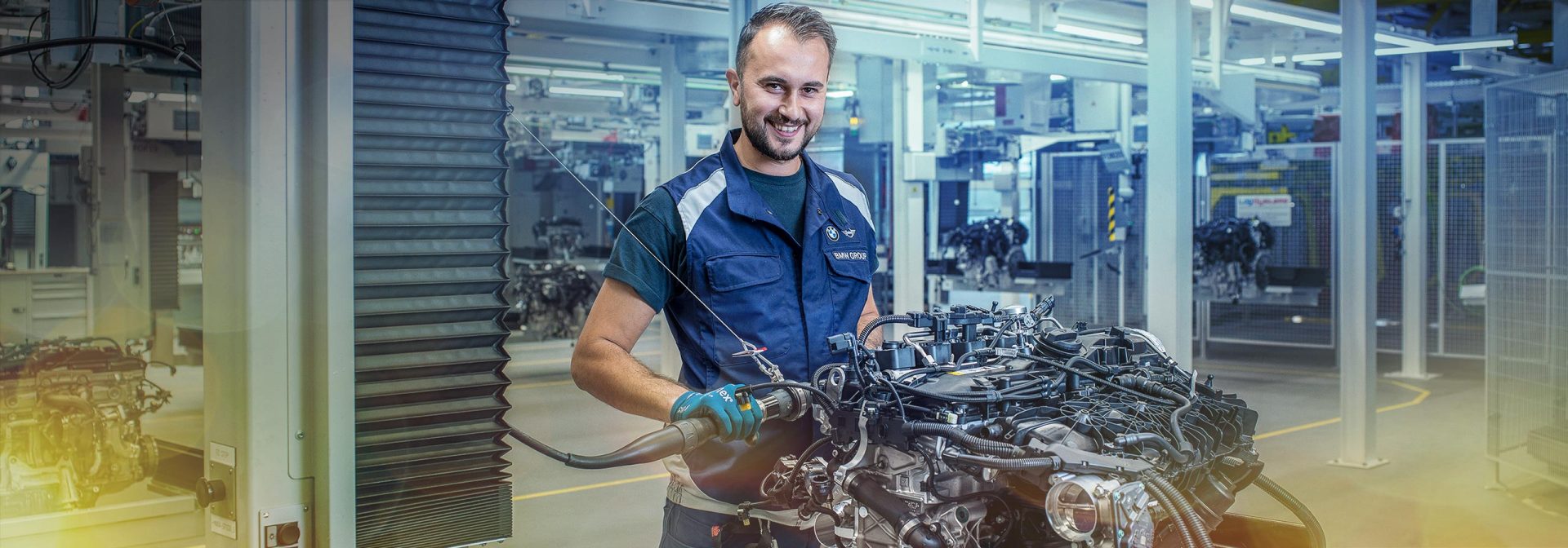 BMW Mitarbeiter bei der Montage eines Motors