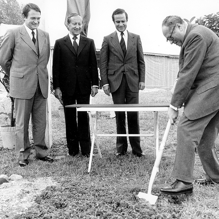 Black and white picture of the groundbreaking ceremony in Steyr