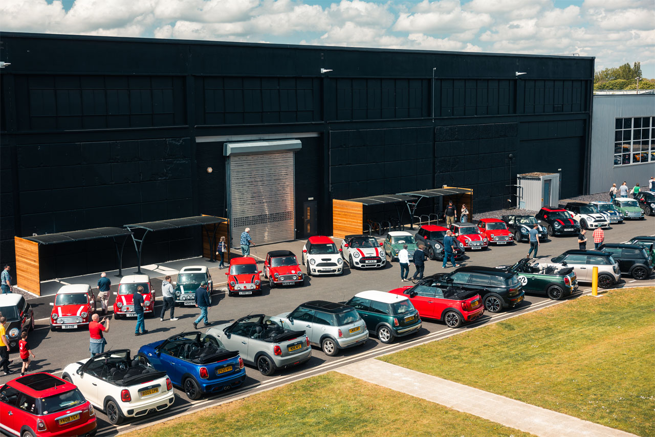  Lots of different MINI cars are standing infront of the production halls