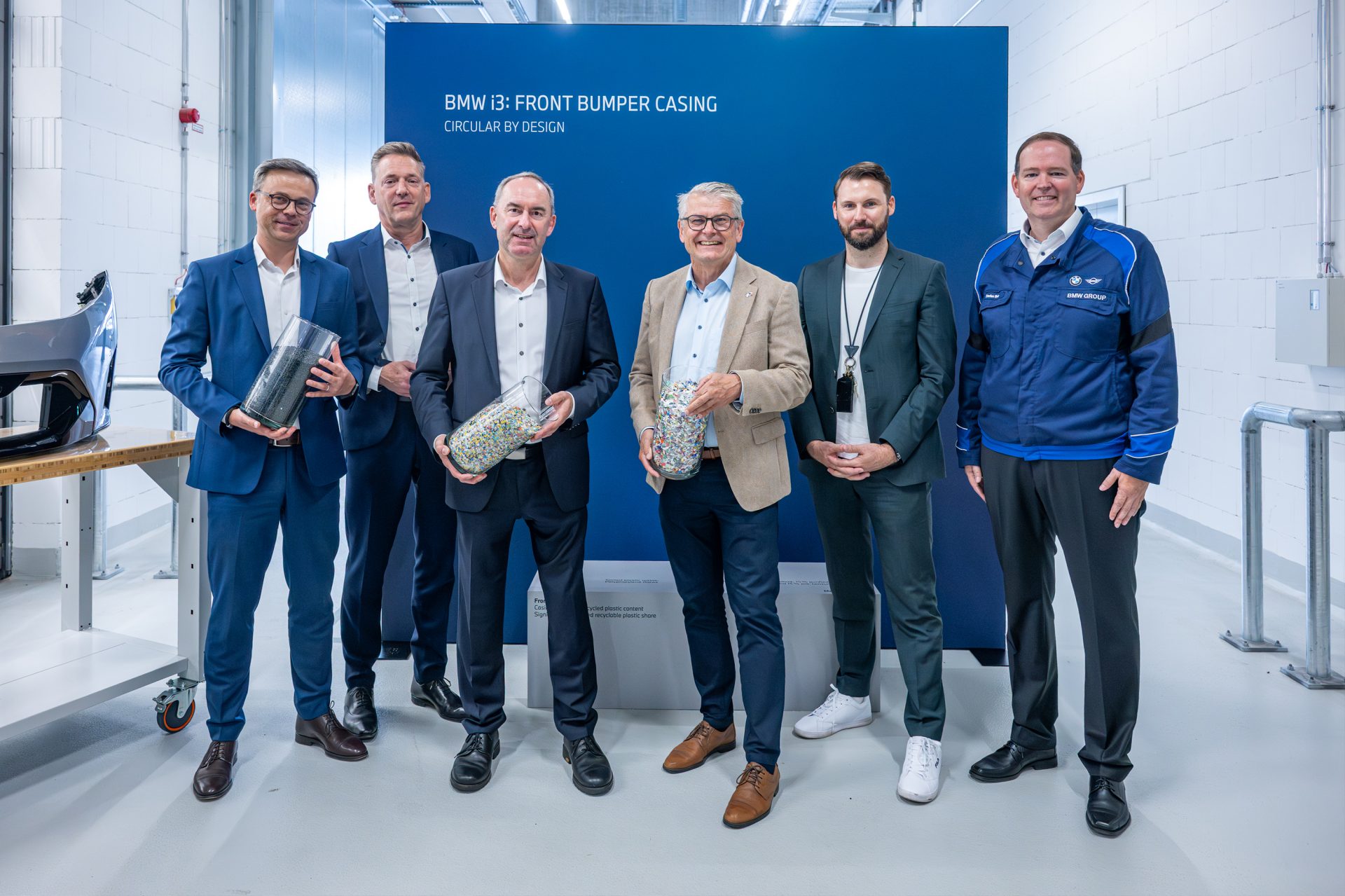 Bayerns Wirtschaftsminister Hubert Aiwanger und Landtagsabgeordneter Martin Scharf zu Gast im BMW Group Werk Regensburg