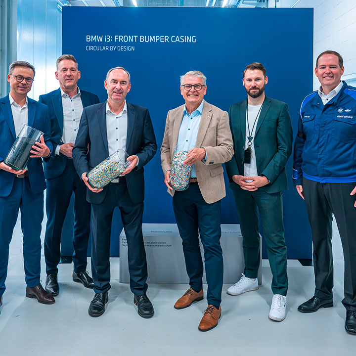 Bayerns Wirtschaftsminister Hubert Aiwanger und Landtagsabgeordneter Martin Scharf zu Gast im BMW Group Werk Regensburg