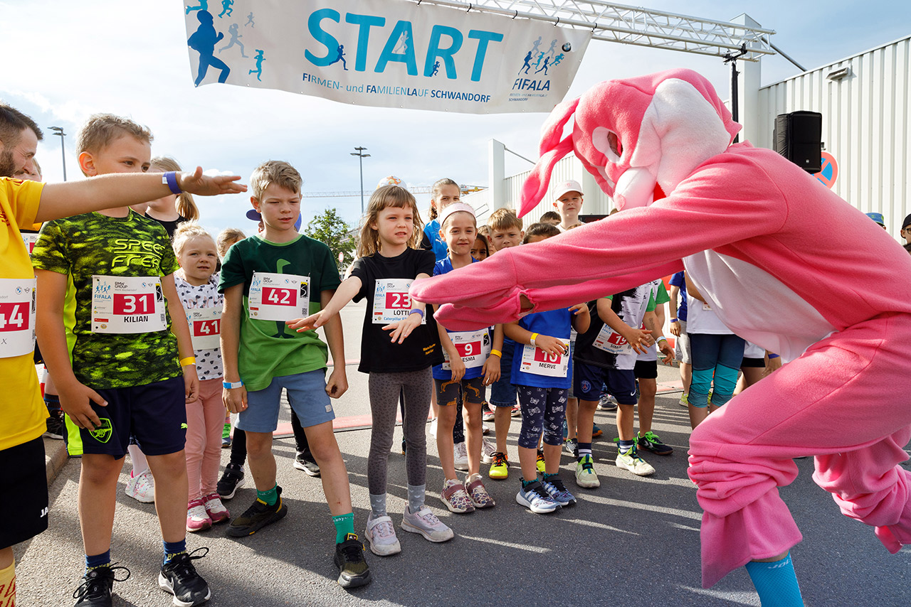 Children at the start line of the Schwandorf company and family run.