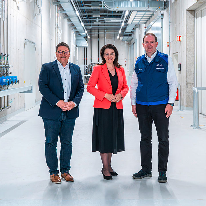 BMW Group sets impulse for future technologies in Wackersdorf (in German)