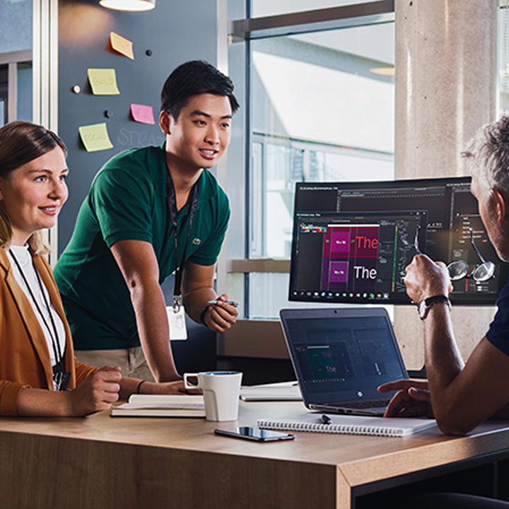 Students discuss a project together with an experienced employee on a screen in the office.