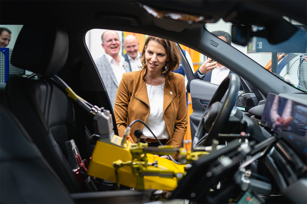 BMW Group Werk Steyr im Dialog mit Bundesministerin