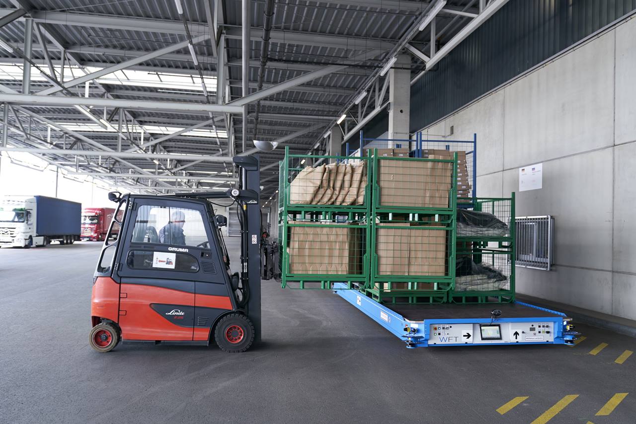 : Manuelle Beladung der AutoBox im Wareneingang des Dynamikzentrums Dingolfing 