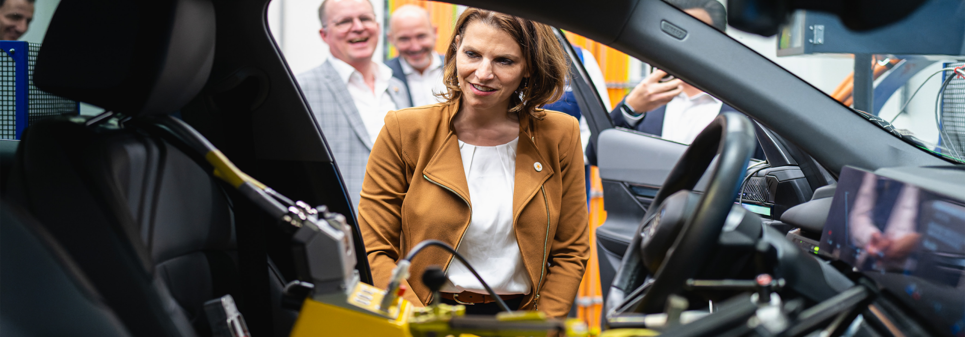 BMW Group Werk Steyr im Dialog mit Bundesministerin